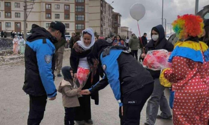 Şırnak’ta Nevruz Kutlamalarında Polislerden Çocuklara Pamuk Şeker ve Balon