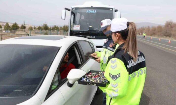 Kapadokya’da Jandarmadan Turistlere Bayramda Şekerli ve Kolonyalı Karşılama Uygulaması